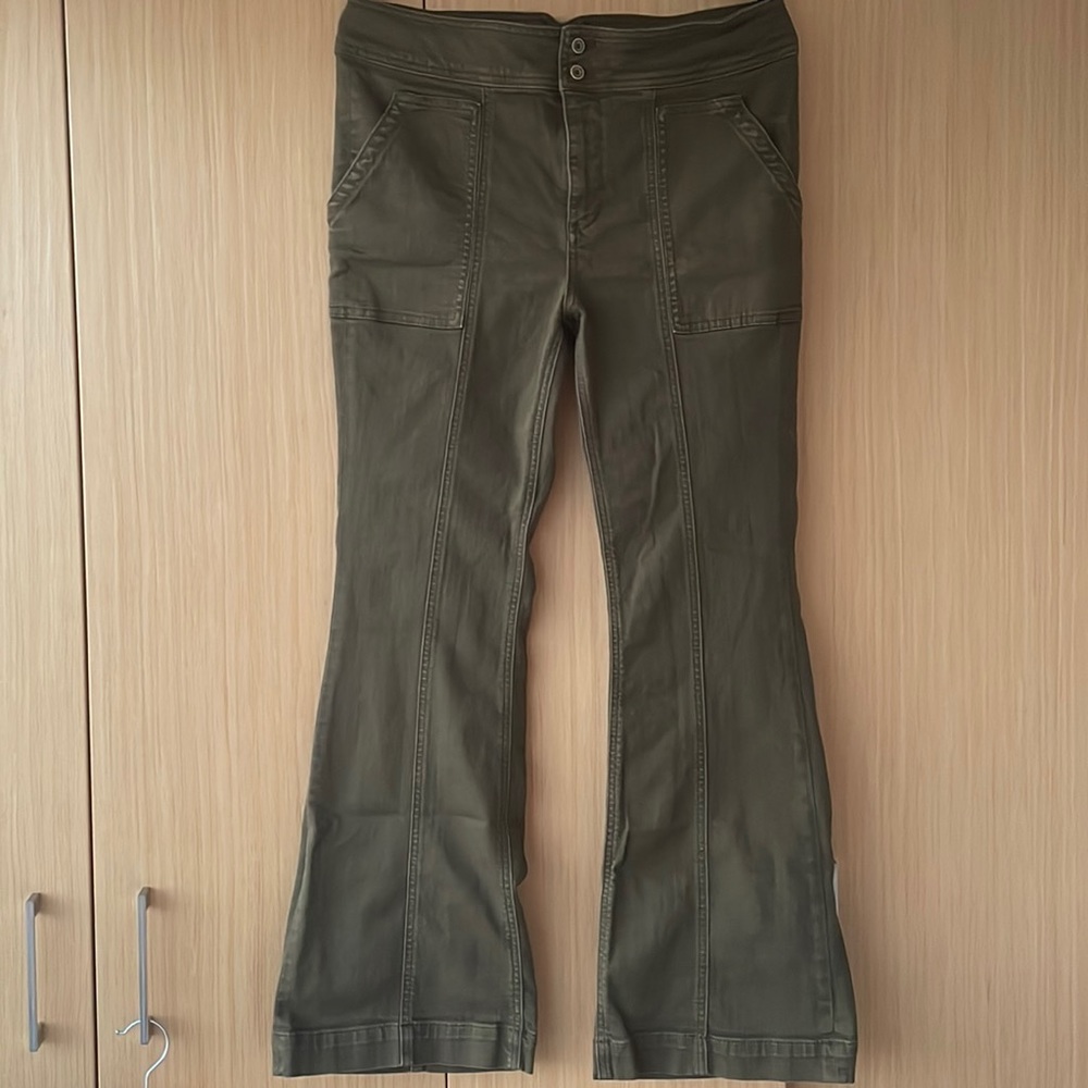 Anthropologie olive green cargo pant. Flare/bootcut with seam on leg, 32 US.